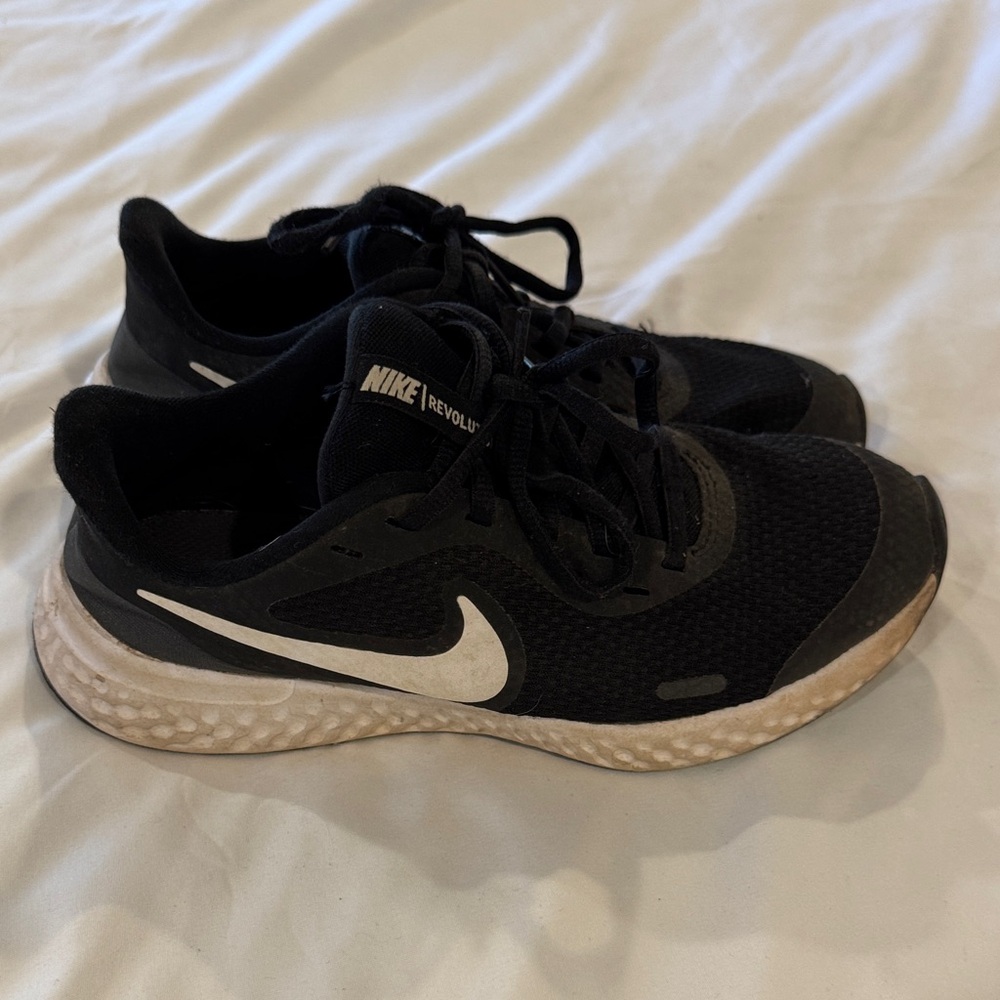 Nike Revolution 4